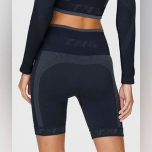 Aritzia TNA Seamless Compression Ventura Biker Shorts Sz XS - Picture 1 of 12